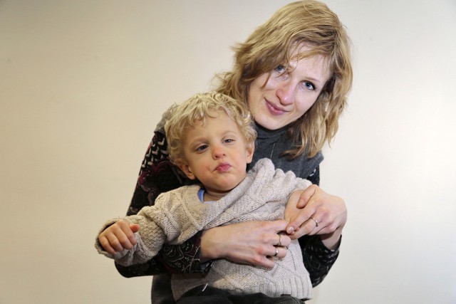 Olek Gaweł (na zdjęciu z mamą) to radosny, energiczny chłopczyk. Ale  bardzo potrzebuje naszej pomocy, by móc normalnie żyć