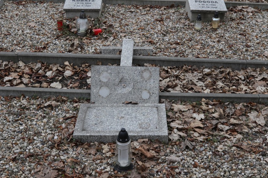 Mogiła upamiętnia ofiary obozu Rosengarnet w Mysłowicach....