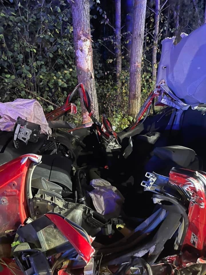 Czajki. Wypadek na DW 671 na trasie Jeżewo - Sokoły. Samochód uderzył w drzewo, kobieta trafiła do szpitala [ZDJĘCIA]