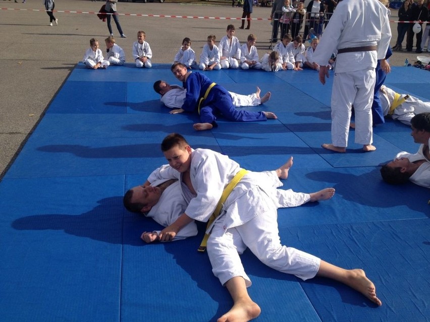 Zawodnicy judo ostrowieckiego Zespołu Szkół Specjalnych na pikniku w Legionowie