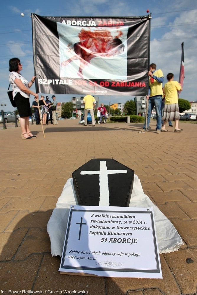 Wrocław: Protest przeciw aborcji przed szpitalem przy Borowskiej (ZDJĘCIA)