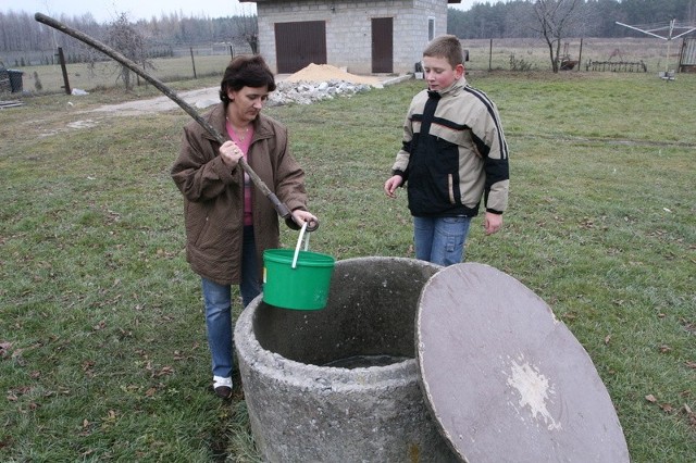 - Dzięki Bogu, że mamy własną studnię. Teraz bierzemy z niej wodę do prania i mycia &#8211; mówi Ewa Hałat z Bławatkowa.