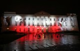 Pokaz świateł w barwach narodowych przed Urzędem Miejskim w Radomiu. Zobacz film i zdjęcia 