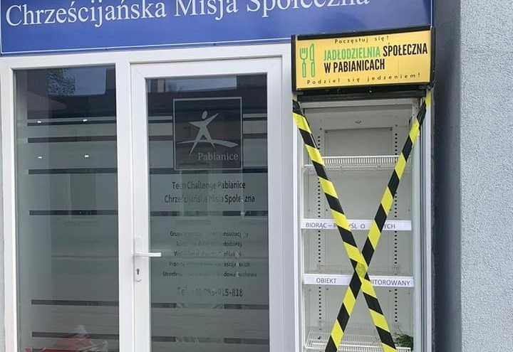 Nawałnica zniszczyła lodówkę Jadłodzielni Społecznej w Pabianicach. Już można z niej korzystać. ZDJĘCIA