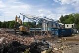 Poznań: Wyburzono budynek starej pływalni na os. Piastowskim. Teraz powstanie tu nowa [ZDJĘCIA,WIDEO]