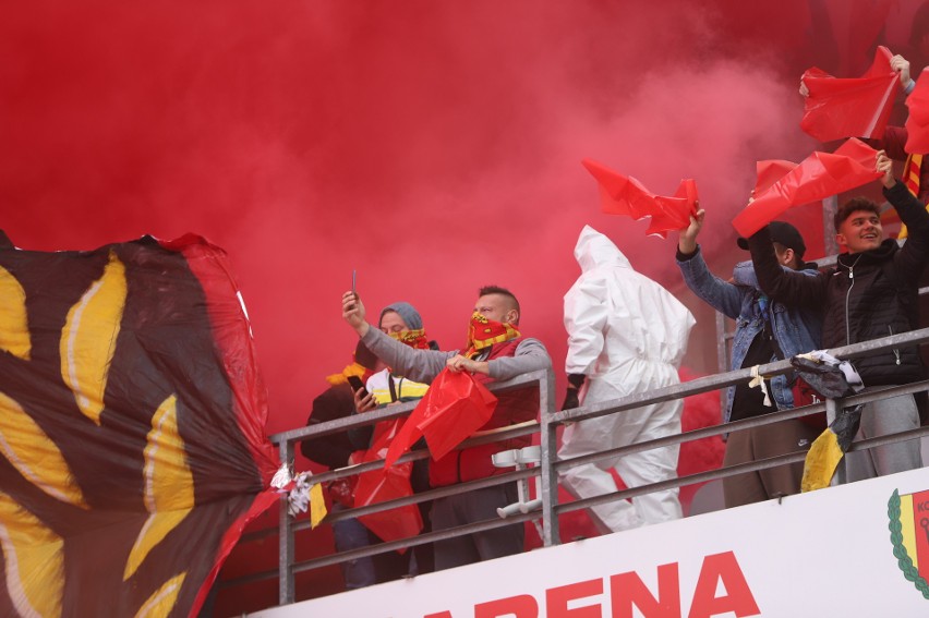 Oprawa kibiców Korony Kielce na Młynie na meczu z Górnikiem Zabrze. Były żółte i czerwone race. Sędzia musiał przerwać mecz na kilka minut