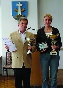 Hanna Kardaś wraz z Piotrem Kycem, dyrektorem SP nr 9 Zakopane-Harenda, prezentują wywalczone trofea sportowe Fot. Zdzisław Karaś