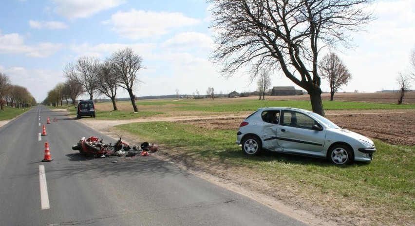 Nie chciał uderzyć w rowerzystę... Zderzył się z motorowerem [zdjęcia]