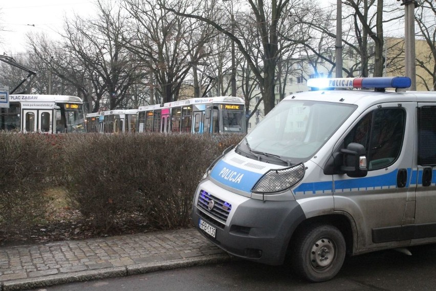 Pasażer wybił szybę w tramwaju na pętli Biskupin