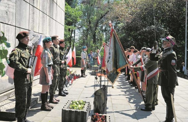 Uczniowie i nauczyciele złożyli pod pomnikiem hołd poległym