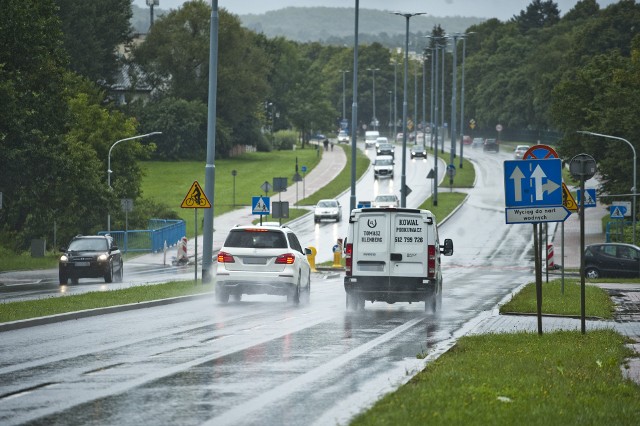 Na ulicy 4 Marca panuje przez większość dnia wzmożony ruch. Rowerzyści nie mogą się tu czuć bezpiecznie podczas przejazdu na drugą stronę