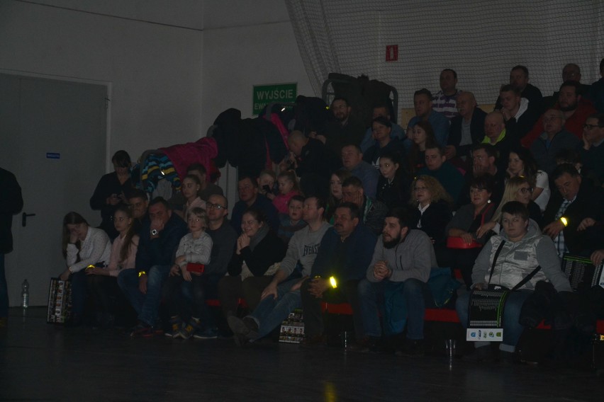 Prezentacja żużlowców na sezon 2018 w Rybniku - tłumy na hali w Boguszowicach
