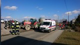 Wypadek w Urbanowicach. Ciągnik rolniczy staranował słup energetyczny. Jedna osoba poszkodowana