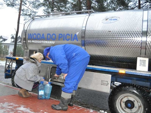 Mieszkańców Bornego Sulinowa w wodę zaopatrują cysterny. 