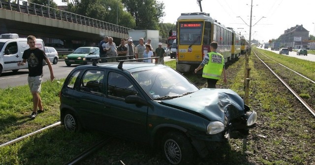 Samochód osobowy wpadł na torowisko tramwajowe, w wyniku czego nie jeżdżą tramwaje nr 2, 7 i 8.