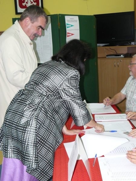 Wojciech Lubawski, prezydent Kielc wraz z małżonką pobierają karty do głosowania
