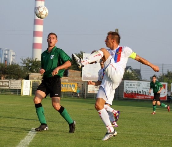 W I rundzie piłkarze Odry Opole (w białym stroju kapitan opolan Maciej Michniewicz) wygrali w Dobrzeniu Wielkim 3-1. Jak będzie tym razem. Z lewej napastnik TOR-u Jarosław Wolański.