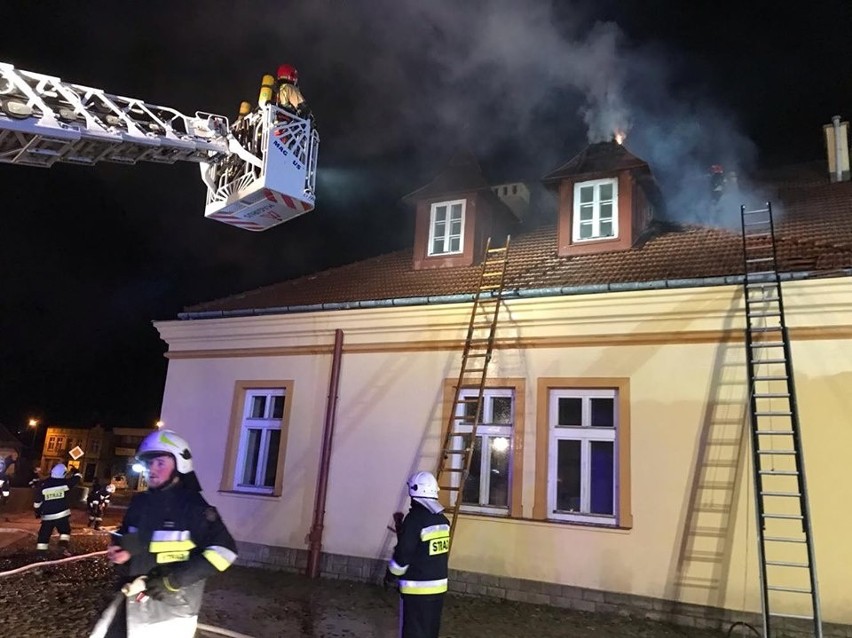 Pożarem objęta była jedna trzecia dachu na zabytkowym...