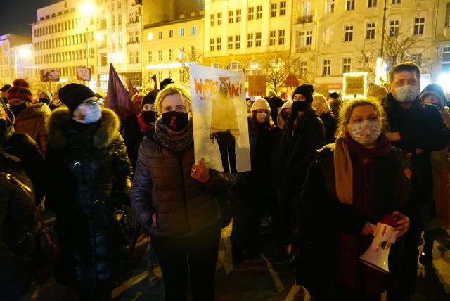 W odpowiedzi na środową publikację wyroku Trybunału Konstytucyjnego w sprawie aborcji na ulice polskich miast wyszły tysiące osób (zwłaszcza kobiet) sprzeciwiających się zaostrzeniu prawa aborcyjnego. W czwartek od godziny 19 licznie protestowało także w Poznaniu na placu Wolności, gdzie zebrał się tłum protestujących. Protestującym towarzyszyły hasła: „Nigdy, przenigdy nie będziesz szła sama”, "Najpierw godność, potem płodność" oraz „Chcemy wyboru, a nie terroru” oraz już tradycyjne wulgarne hasła antyrządowe. To drugi, jednak nie ostatni protest, bo w najbliższych dniach zaplanowano kolejne. Zobacz zdjęcia ---->