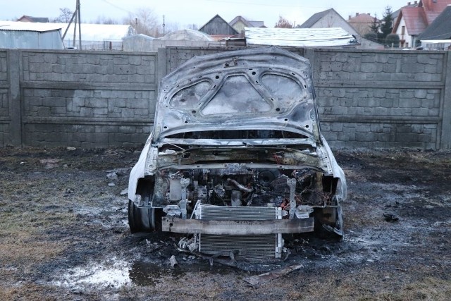 Tyle zostało z samochodu, który palił się w ostatni weekend w gminie Morawica