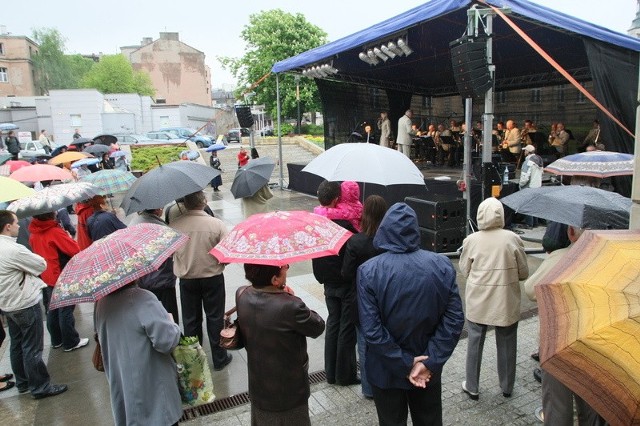 Kielczanie zgromadzili się przed sceną, na której pieśni patriotyczne grała Kielecka Orkiestra Dęta pod przewodnictwem Jana Tokarza. 