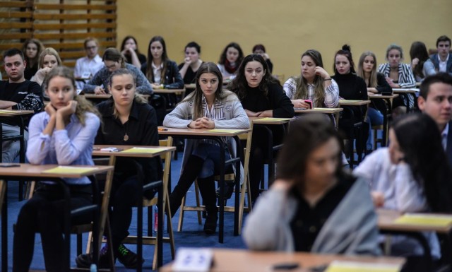 Próbna matura 2019 zbliża się wielkimi krokami. W tym roku próbne testy odbędą się w listopadzie. To okazja, aby sprawdzić się przed prawdziwymi egzaminami maturalnymi.