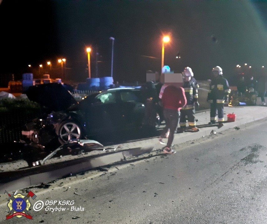 Grybów wypadek. Dwie osoby w szpitalu po zderzeniu audi i toyoty [ZDJĘCIA]