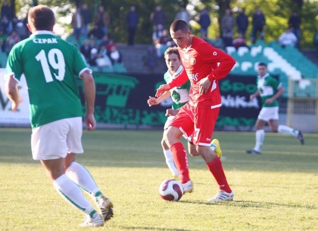 Piotr Wlazło (w czerwonej koszulce), wychowanek Radomiaka, obecnie Widzew Łódź zagrał przeciwko byłym swoim kolegom.