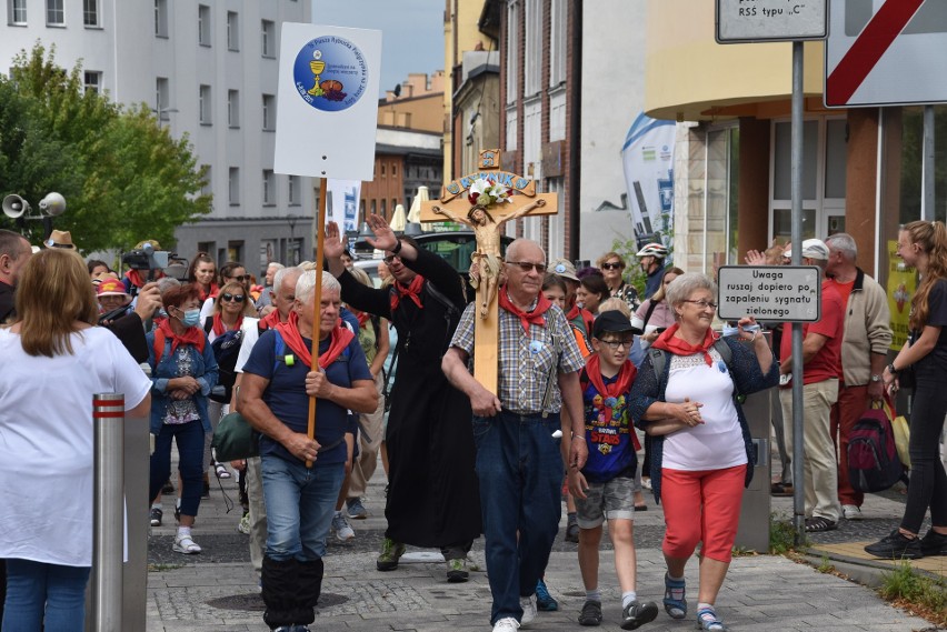 Wyruszyła Rybnicka Pielgrzymka na Jasną Gorę. Przez pandemię...