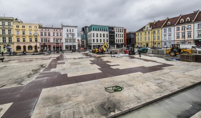 11.02.2019 roku. Wokół płyt wykonano opaskę z czarnej kostki  bazaltowej. Do jej budowy również zastosowano kamienie obecnie wbudowane w płytę Starego Rynku. Wzór i kolorystyka płyt wyznaczyły zarys średniowiecznego  ratusza zlokalizowanego w centralnej części rynku.