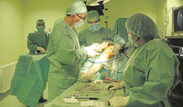 Zespół oddziału chirurgii urazowo-ortopedycznej podczas jednego z zabiegów. Wszystkich rocznie wykonują tu ponad 1000