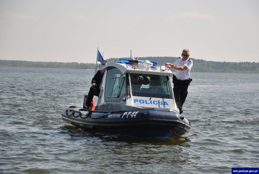 Węgorzewo: Policjanci otrzymali nową łódź i nowy radiowóz....