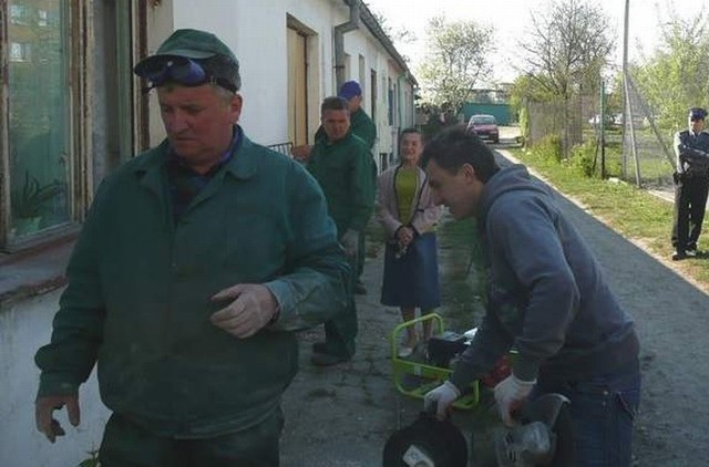 Kraty zdejmowano w asyście policji, ale na szczęście obyło się bez rękoczynów.