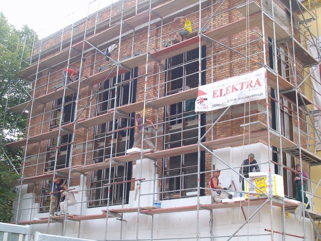 Wykonawcą przebudowy głównego wejścia jest firma Elektra z Koszalina, która z pewnością doliczy sobie odpowiednią sumę za dodatkową robotę.