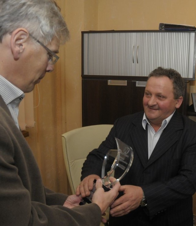 Prezes Ryszard Abramczyk (z pawej) odbiera wyróżnienie z rąk Wojciecha Potockeigo, redaktora naczelnego "Gazety Pomorskiej"