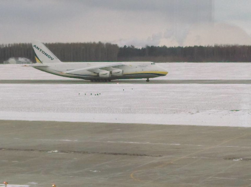 Olbrzymi samolot Antonov An-124 "Rusłan" na lotnisku w...
