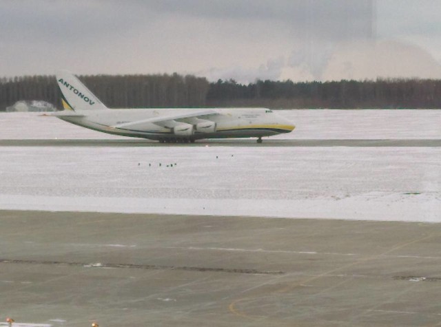 Olbrzymi samolot Antonov An-124 "Rusłan" na lotnisku w Kosakowie, 28 lutego 2018 r.