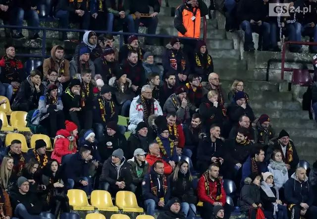 Ponad 6 tysięcy kibiców zasiadło w piątek na trybunach stadionu przy ul. Twardowskiego. Pogoń Szczecin wygrała z Górnikiem Zabrze 3:1. ZOBACZ TAKŻE: Pogoń Szczecin - Górnik Zabrze 3:1. Portowcy w domu golą wszystkich. Górnik ósmą ofiarą z rzędu [ZDJĘCIA]