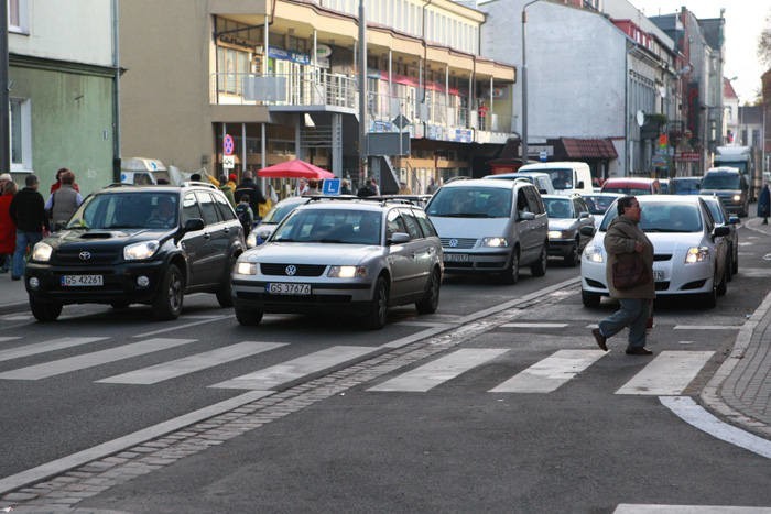 Tłumy na ulicy Tuwima w Słupsku. Tak niemal 13 lat temu,...