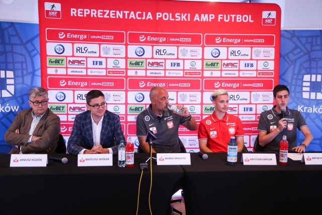 9.08.2021, Kraków: konferencja prasowa na stadionie Cracovii przed ME w amp futbolu - od lewej: Janusz Kozioł, Mateusz Widłak, Marek Dragosz, Krystian Kapłon i Artur Kurzawa