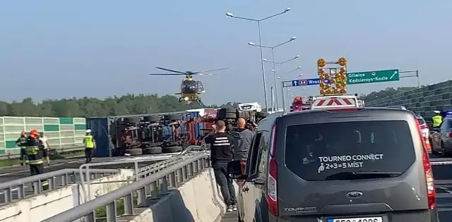 Wypadek na autostradzie A4 w Gliwicach. Samochód ciężarowy uderzył w bariery i przewrócił się