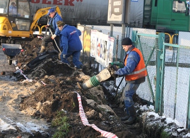 Prace instalacyjne przy ul. Słonecznej. 