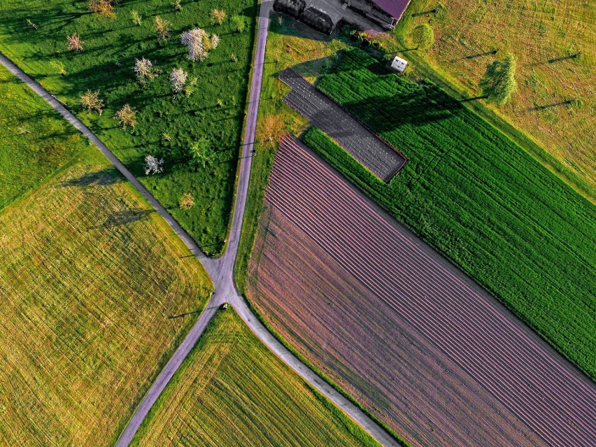 Gminne drogi zwężają się. Cud? Nie, praca rolników w pasie drogowym