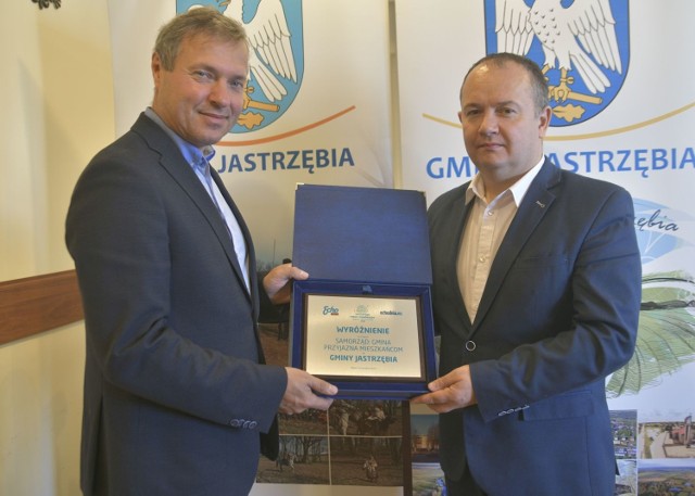 Sławomir Baćkowski, dyrektor Echo Dnia wręczył pamiątkową nagrodę Wojciechowi Ćwierzowi, wójtowi gmina Jastrzębia.