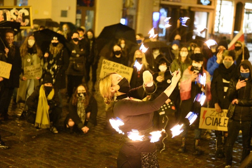 W Toruniu nie ustają protesty przeciwko decyzji Trybunału...