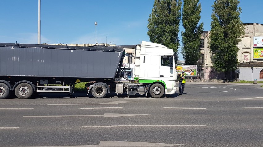 Śmiertelny wypadek na rondzie Solidarności. Starszy mężczyzna potrącony przez ciężarówkę. zginął na przejściu dla pieszych [ZDJĘCIA, FILM]