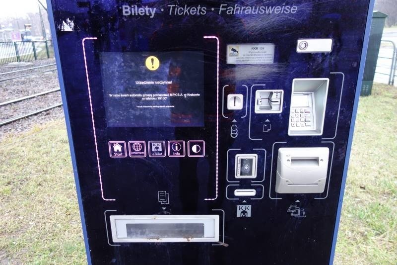 Automat biletowy ubrudzony fekaliami