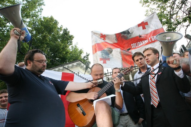 W 2008 przed ambasadą rosyjską w Warszawie protestowano przeciw wojnie Rosji z Gruzją