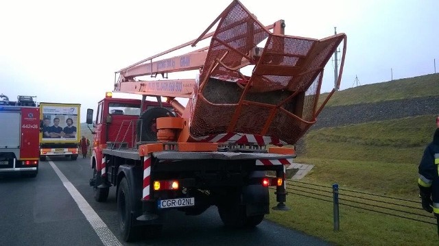 Kierowca, który wjechał w podnośnik stara, trafił do szpitala