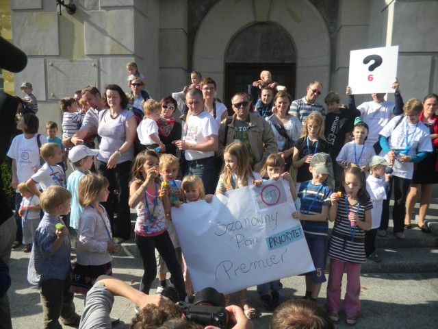 Już w 2011 roku rodzice z akcji "Ratuj Maluchy" protestowali przeciwko reformie oświaty pod Sejmem.